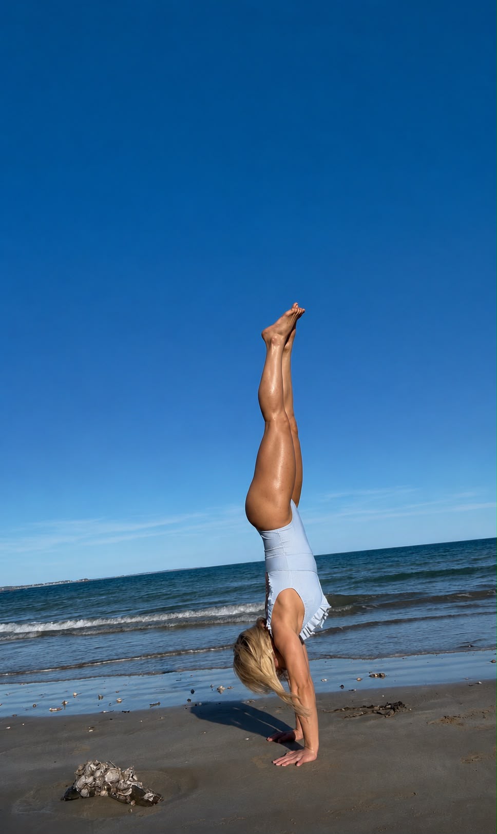 Handstand am Strand