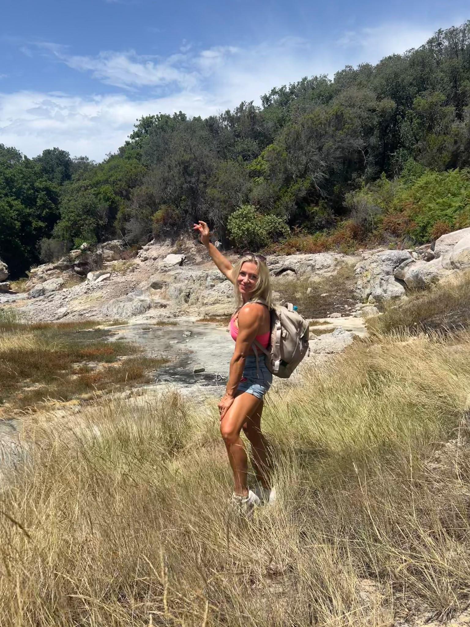 Nicole beim Wandern in der Natur