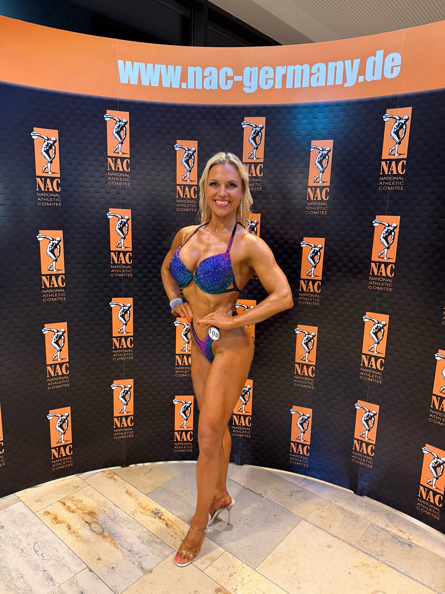 Nicole vor der NAC Germany Wand