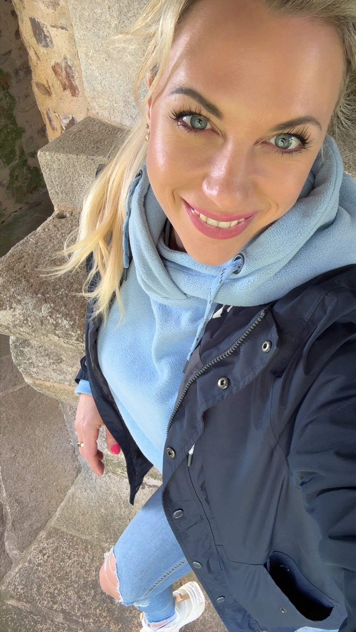 Nicole lächelnd unterwegs
